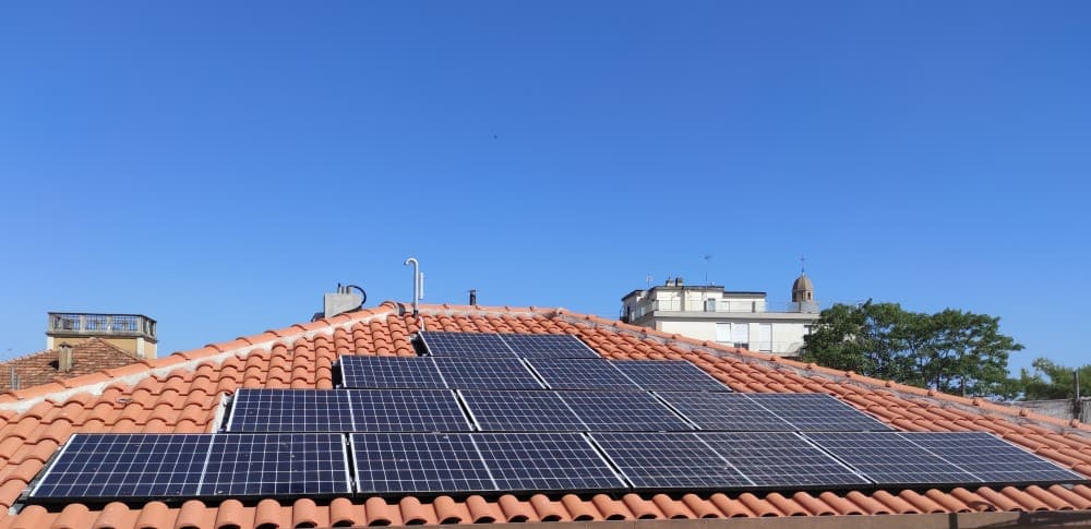 Impianto fotovoltaico con pannelli sul tetto
